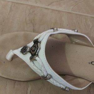 White leather flat sandels